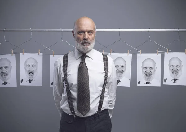 Reifer Geschäftsmann Posiert Und Sammelt Seine Verschiedenen Porträts Hintergrund — Stockfoto