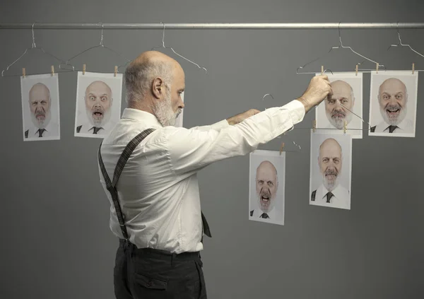 Ώριμες Επιχειρηματία Κοιτάζοντας Του Διαφορετικές Προσωπικότητες Μια Συλλογή Κρεμαστή Πορτρέτα — Φωτογραφία Αρχείου
