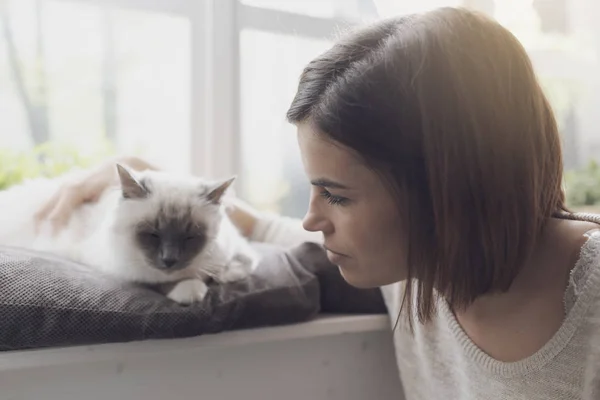 Mujer Joven Acariciando Hermoso Gato Casa Junto Una Ventana Mascotas — Foto de Stock
