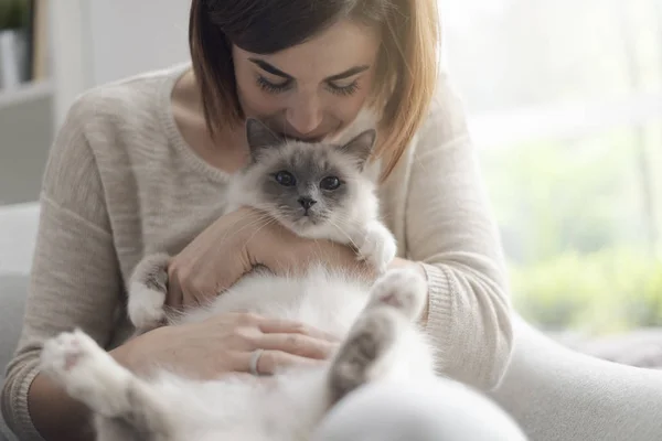 Joven Mujer Feliz Sentada Sillón Sala Estar Acariciando Hermoso Gato —  Fotos de Stock