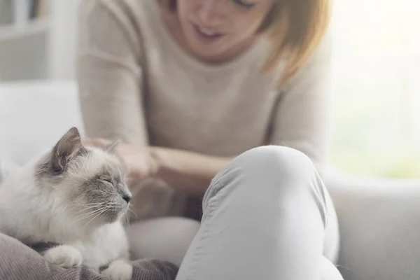 Joven Mujer Feliz Sentada Sillón Sala Estar Acariciando Hermoso Gato — Foto de Stock