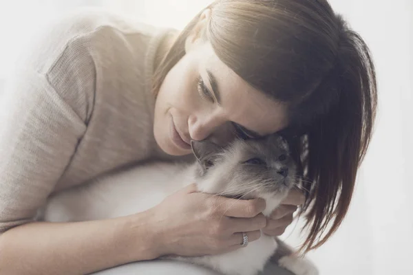 Mujer Feliz Abrazando Acariciando Hermoso Gato Birman — Foto de Stock