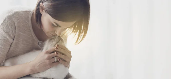 Mujer Feliz Abrazando Acariciando Hermoso Gato Birman —  Fotos de Stock