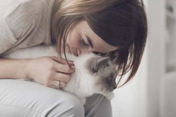 彼女のラップ ペットとのライフ スタイル コンセプトの美しい猫を保持している女性 — ストック写真