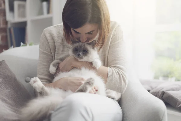 거실에서 안락의 앉아서 그녀의 고양이 — 스톡 사진