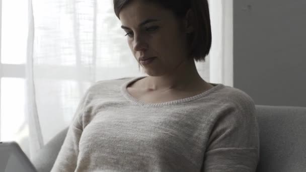 Jovem Mulher Relaxando Sala Estar Conectando Com Seu Tablet Seu — Vídeo de Stock