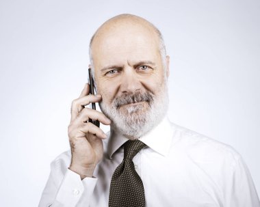 Onun smartphone ile arama ve gülümseyen mutlu olgun adam