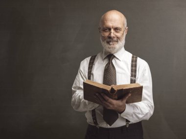 Gülümseyen ve eski bir kitap, eğitim ve bilgi kavramı holding üst düzey akademik Profesör