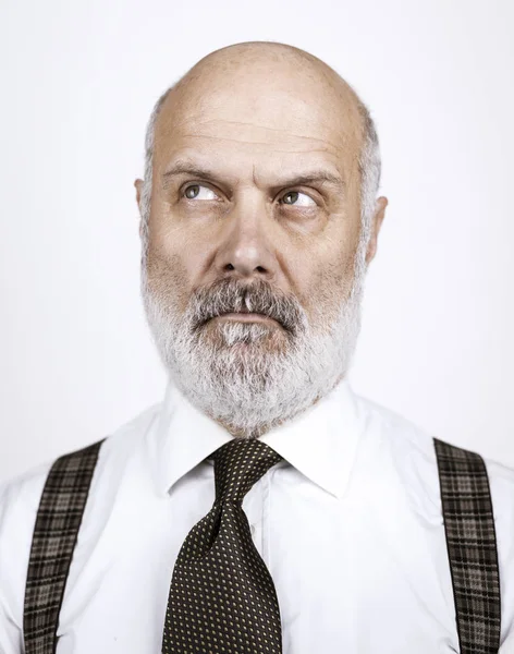 Nachdenklicher Älterer Mann Posiert Auf Weißem Hintergrund Und Schaut Weg — Stockfoto