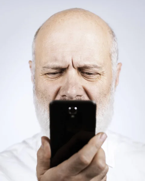 Пожилой Мужчина Пользуется Приложениями Смартфоне Проблемы Зрением — стоковое фото
