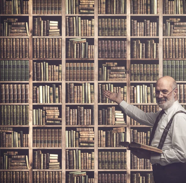 Profesor Akademis Tersenyum Dan Menunjukkan Buku Buku Perpustakaan Pengetahuan Dan — Stok Foto