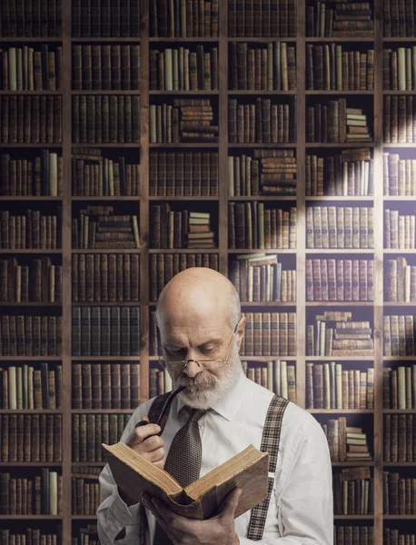 Profesor Académico Sénior Leyendo Libro Antiguo Biblioteca Conocimiento Aprendizaje Concepto —  Fotos de Stock