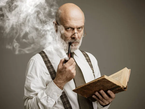Professor Sênior Confiante Fumar Cachimbo Ler Livro Velho Conhecimento Conceito — Fotografia de Stock