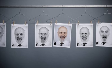 Adamın portreleri ile farklı yüz ifadeleri doğrultusunda askıları asılı topluluğu