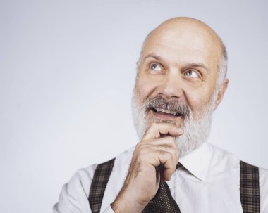 Chin üzerinde el ile o düşünme ve gülümseyerek poz dalgın komuta sizde