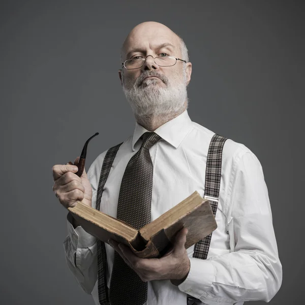 Profesor Senior Confianza Fumando Una Pipa Leyendo Viejo Libro Conocimiento — Foto de Stock