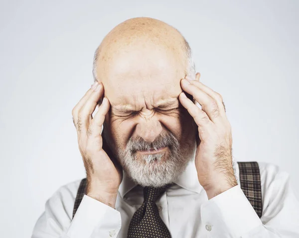 ひどい頭痛を持つ年配の男性彼は苦しみと混乱を感じています — ストック写真