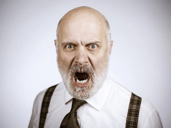 Rozzlobený Zralý Muž Pózuje Ans Křičí Kameru Agresivní Vyhrožování — Stock fotografie