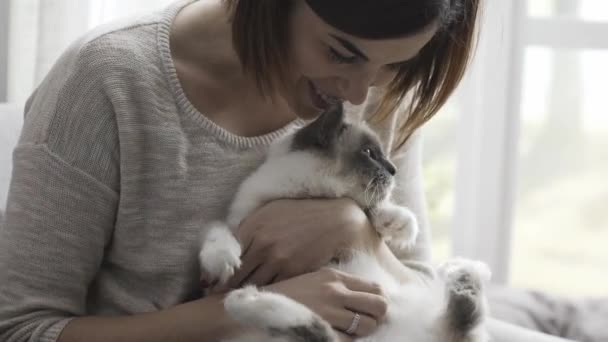 Νεαρή Γυναίκα Ευτυχισμένη Κρατώντας Και Χάιδεμα Όμορφη Γάτα Της Αυτή — Αρχείο Βίντεο