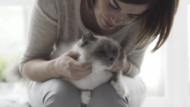 Jeune Femme Heureuse Assise Côté Une Fenêtre Elle Tient Caresse — Video