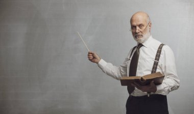 Bir nutuk ve bir sopa kullanarak boş yazı tahtası işaret eden üst düzey akademik Profesör: bilgi ve geleneksel eğitim kavramı