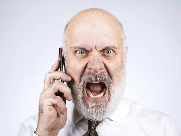 怒っている彼のスマート フォンで電話を持つ年齢実業家半ば激怒 — ストック写真