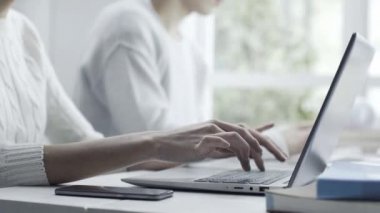 Bilgisayar laboratuarı ve sınava hazırlık kullanan akademik öğrenciler bunlar odaklı ve ekranları bakarak