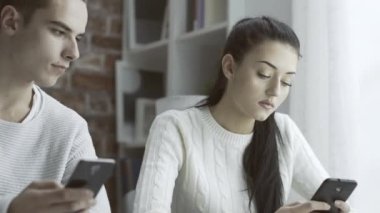 Kız arkadaşının telefon, ilişkileri ve gizlilik kavramı casusluk kaba kıskanç erkek arkadaş