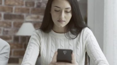 Kız arkadaşının telefon, ilişkileri ve gizlilik kavramı casusluk kaba kıskanç erkek arkadaş