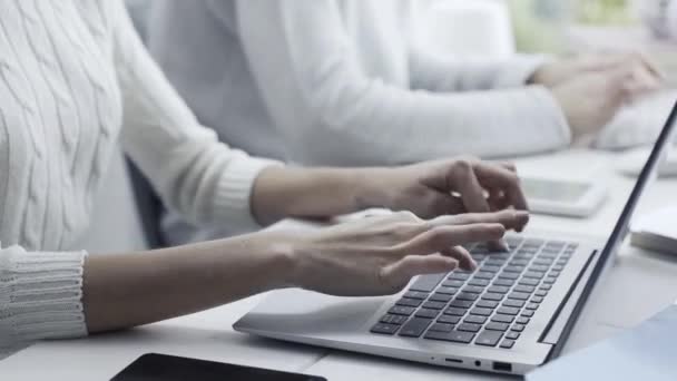 Étudiants Universitaires Utilisant Des Ordinateurs Dans Laboratoire Préparant Examen Ils — Video