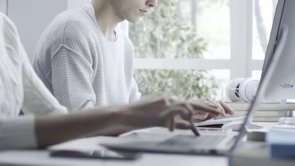 Akademiska Studenter Använder Datorer Labbet Och Förbereder För Examen Fokuserad — Stockvideo