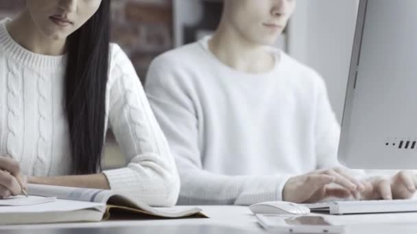 Les Étudiants Préparent Pour Examen Homme Connecte Avec Ordinateur Femme — Video