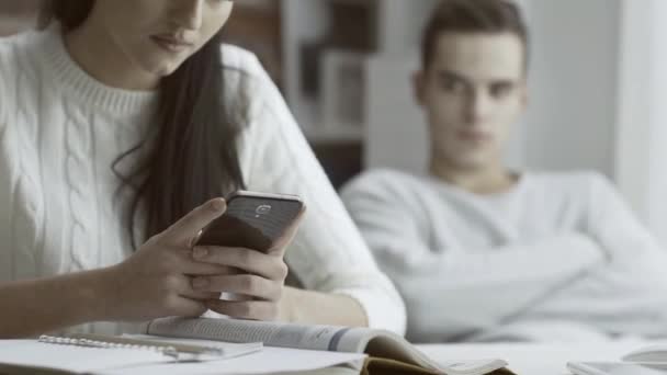 Mädchen Plaudert Mit Ihrem Handy Und Ignoriert Ihren Freund Ist — Stockvideo