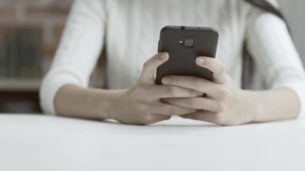 Gente Charlando Línea Con Sus Teléfonos Inteligentes Manos Cerca Tecnología — Vídeos de Stock