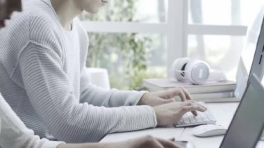 Bilgisayar laboratuarı ve sınava hazırlık kullanan akademik öğrenciler bunlar odaklı ve ekranları bakarak