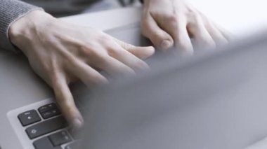 Kadın bağlanma onun laptop ve yazarak, eller ile yakın çekim