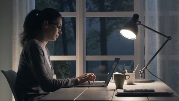 Müde Frau Sitzt Hause Schreibtisch Und Arbeitet Spät Der Nacht — Stockvideo