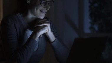 Gece geç saatte evde mutlu kadın rahatlatıcı, o online sosyal ağlar üzerinde arkadaşları ile sohbet