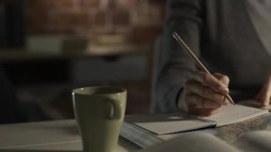 Eğitim ve sınav için gece geç saatte, o notlar yazma hazırlama ve bir dizüstü bilgisayar, öğrenme ve eğitim kavramı kullanarak kadın