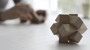 Ahşap beyin teaser puzzle ile oynayan kadın birlikte, sorun çözme kavramı parçaları koymak için çalışıyor