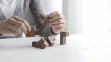 Bir ahşap beyin teaser puzzle ile oynayan ve bu problem çözme kavramı çözmeye çalışan kadın