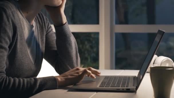 Сонна Втомлена Жінка Сидить Столом Вдома Працює Своїм Ноутбуком Пізно — стокове відео