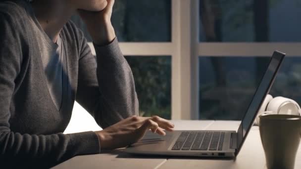 Mujer Cansada Soñolienta Sentada Escritorio Casa Trabajando Con Portátil Hasta — Vídeos de Stock