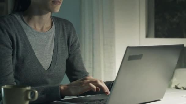 Втомилася Жінка Сидить Столом Вдома Працює Пізно Вночі Своїм Ноутбуком — стокове відео