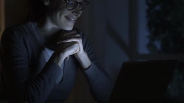 Mulher Feliz Relaxar Casa Tarde Noite Ela Está Conversando Line — Vídeo de Stock