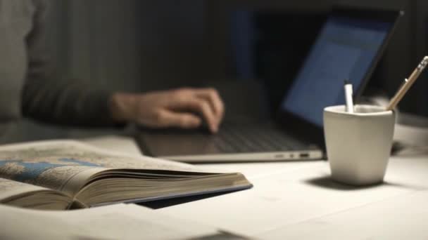 Mujer Estudiando Preparándose Para Examen Tarde Noche Ella Está Escribiendo — Vídeos de Stock