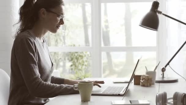 Jeune Femme Affaires Indépendante Travaillant Avec Son Latpop Maison Côté — Video