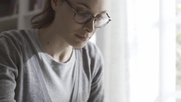 Smart Frau Spielt Mit Einem Ineinander Greifenden Holzpuzzle Sie Versucht — Stockvideo