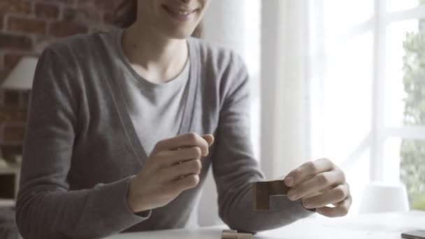 Mujer Inteligente Jugando Con Rompecabezas Rompecabezas Madera Escritorio Ella Encuentra — Vídeo de stock