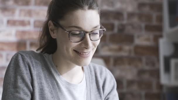 Mujer Feliz Utilizando Aplicaciones Charlando Con Teléfono Inteligente Casa Las — Vídeos de Stock